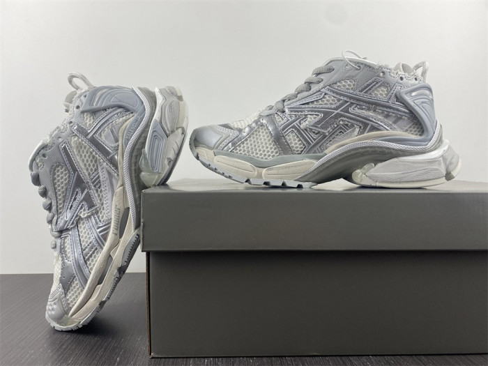 Ba1en*iaga runner 8000018