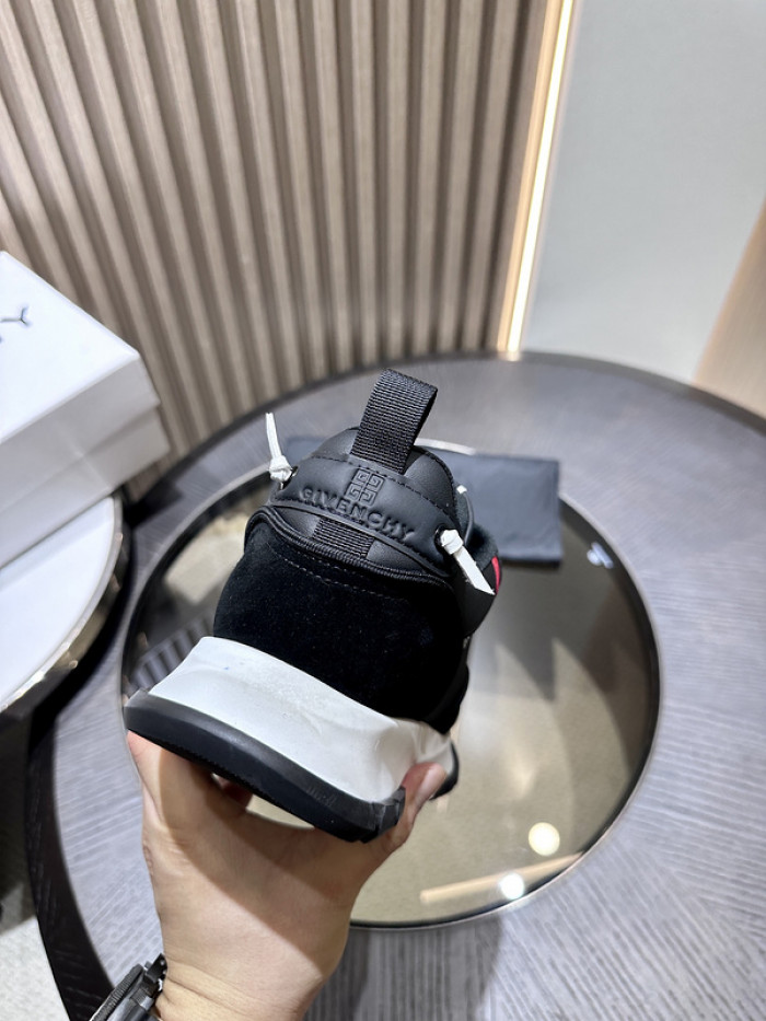 Givenchy Sneakers 660058
