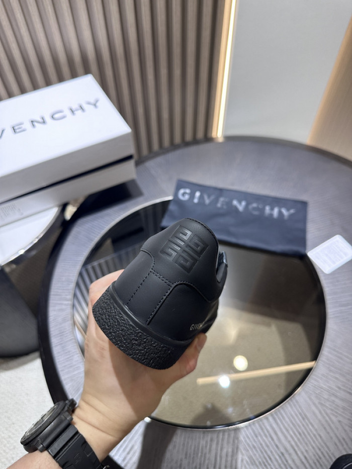 Givenchy Sneakers 660044