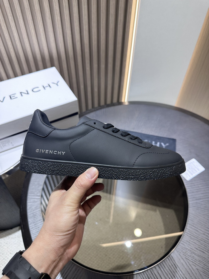 Givenchy Sneakers 660044
